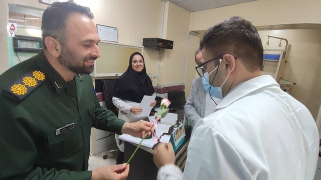 تجلیل از پزشکان درمانگاه کوثر توسط فرمانده سپاه کردکوی+تصاویر