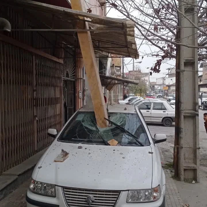 سقوط نمای ساختمان بر روی سمند در کوچه بازار روز کردکوی